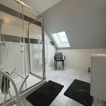 Апартаменты Near Le Mans With Private Garden Chaufour-Notre-Dame